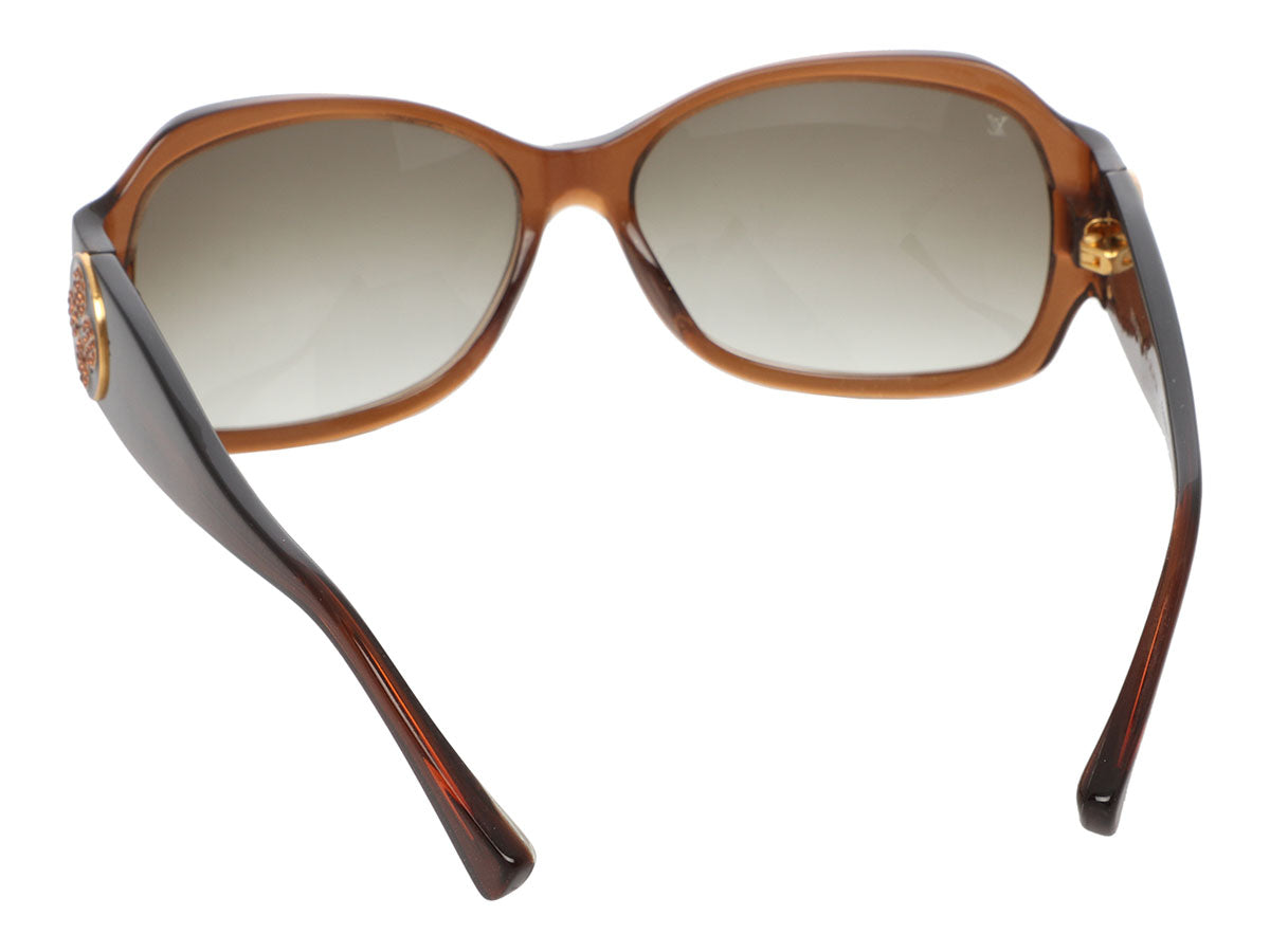 Louis Vuitton, 'Grease' sunglasses and a Chouchou scrunchie. - Bukowskis
